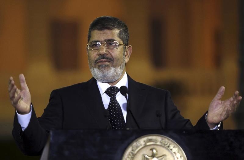 © Reuters. مرسي يبدي تحديا رغم إحالة أوراقه للمفتي