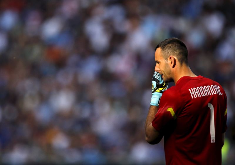 © Reuters. خطأ هاندانوفيتش حارس إنترناسيونالي يمنح الفوز ليوفنتوس
