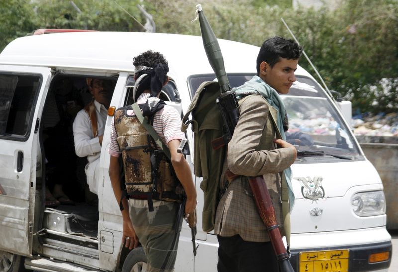 © Reuters. Fighters of the Popular Resistance Committees man a checkpoint in Taiz