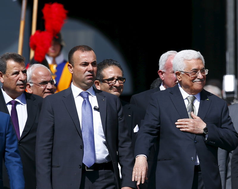 © Reuters. El Papa llama al líder palestino Mahmoud Abbas un "ángel de paz"