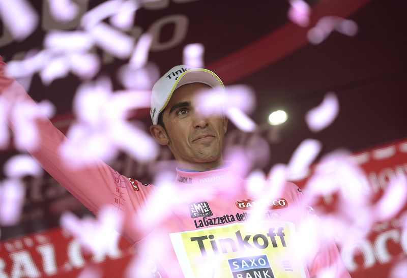 © Reuters. Contador dobla su ventaja al frente del Giro después de la octava etapa