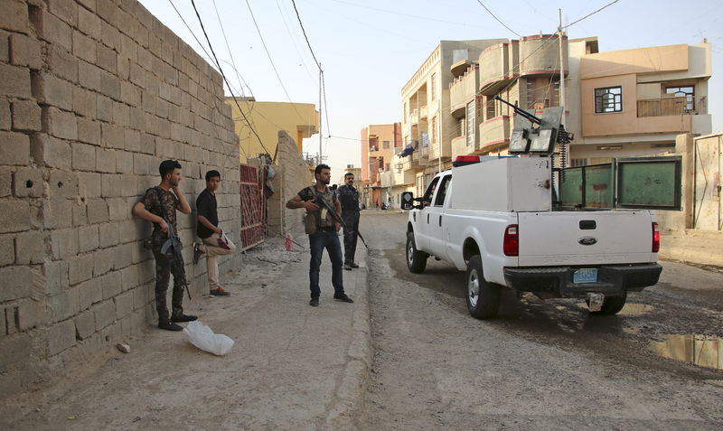 © Reuters. تنظيم الدولة الاسلامية يجتاح المزيد من مناطق الرمادي ويحاصر قاعدة عراقية