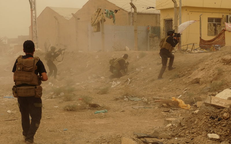 © Reuters. El EI toma la mayor parte de Ramadi y asedia una importante base militar iraquí