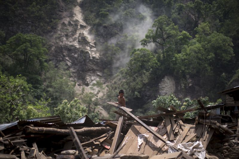 © Reuters. Cifra de muertos por terremoto en Nepal es la mayor registrada en la historia del país