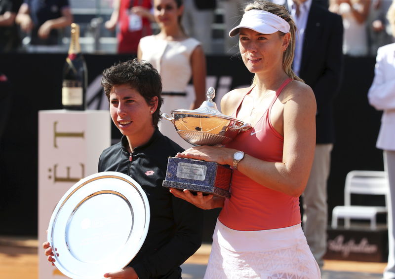 © Reuters. Sharapova gana el Abierto de Italia al imponerse a la española Carla Suárez
