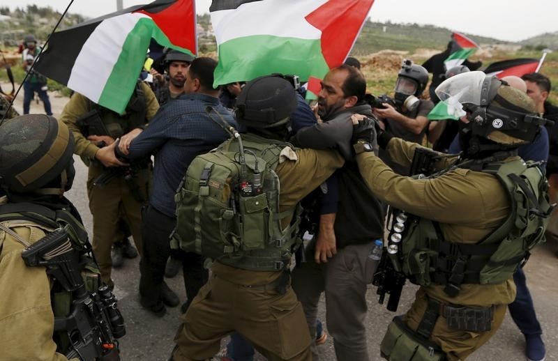 © Reuters. مسؤول فلسطيني يتوقع زيادة عدد المعتقلين المضربين عن الطعام في سجون اسرائيل 