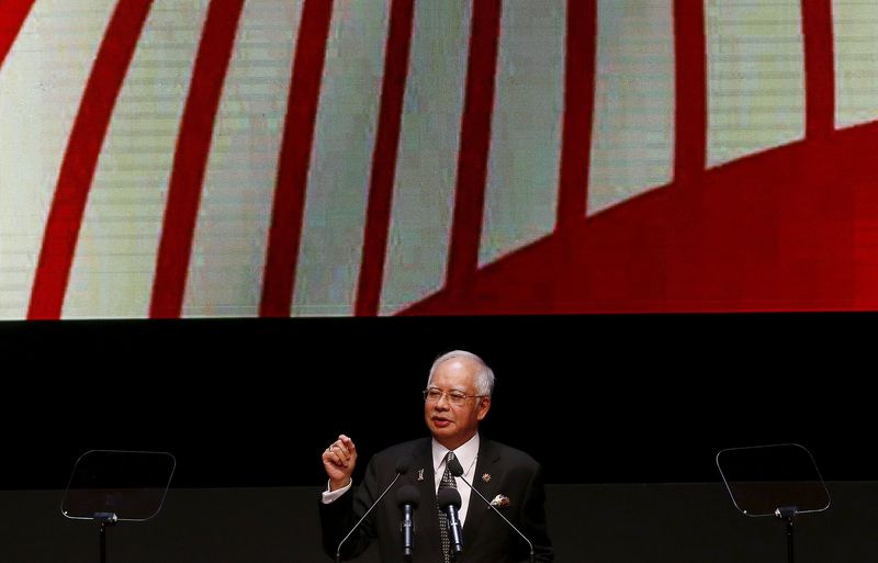 © Reuters. Malaysia's Prime Minister Najib Razak speaks during the opening ceremony of the 26th ASEAN Summit in Kuala Lumpur, Malaysia