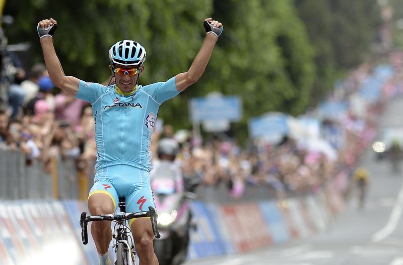© Reuters. Contador se aferra al liderato y Tiralongo gana la novena etapa del Giro