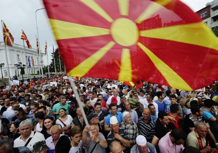 © Reuters. تظاهر عشرات الآلاف ضد رئيس مقدونيا احتجاجا على فضيحة تنصت