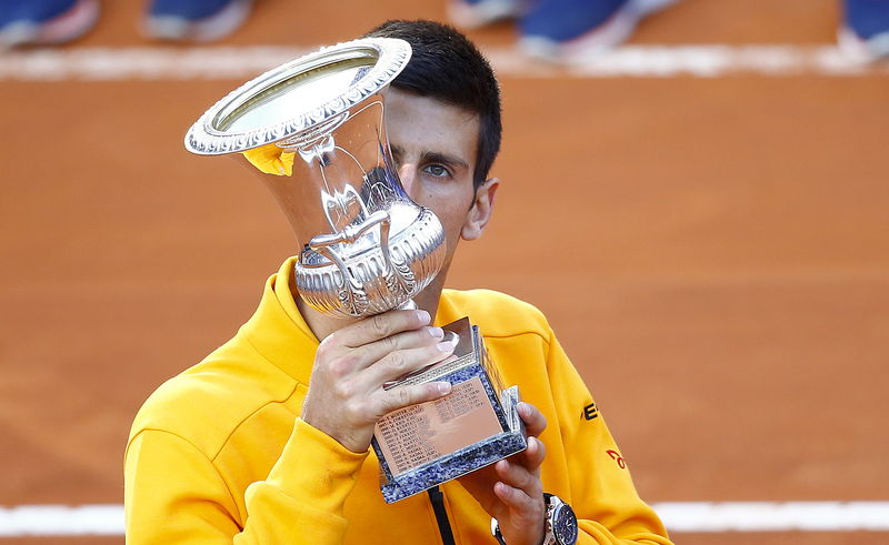 © Reuters. Djokovic supera a Federer y se corona campeón del Abierto de Italia
