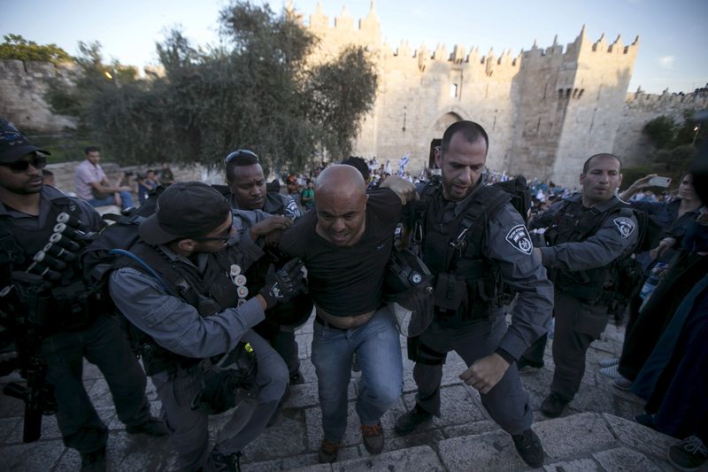 © Reuters. الشرطة تشتبك مع الفلسطينيين اثناء مسيرة اسرائيلية في "يوم القدس"