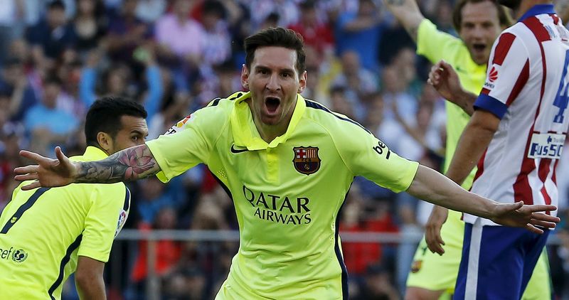 © Reuters. Barcelona's Messi celebrates his goal against Atletico Madrid during their Spanish first division soccer match at Vicente Calderon stadium in Madrid