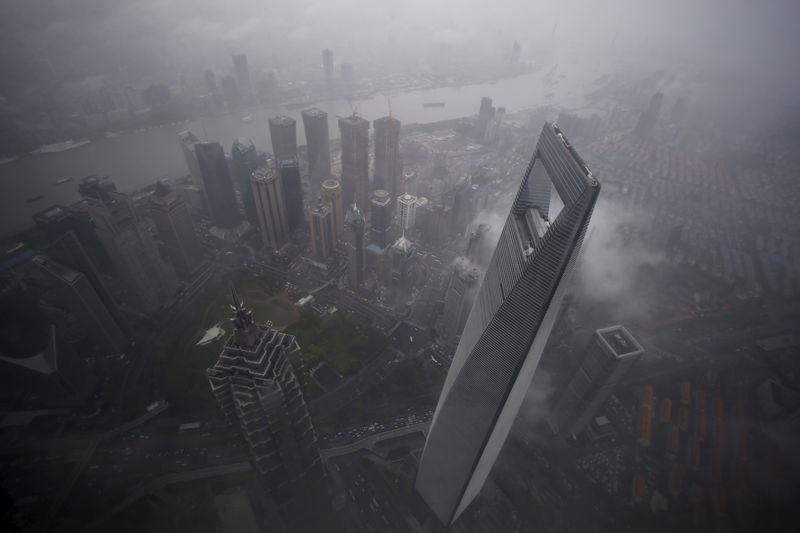© Reuters. A general view of Shanghai's financial district of Pudong is seen from the top of the Shanghai Tower, during heavy rain at the financial district of Pudong in Shanghai
