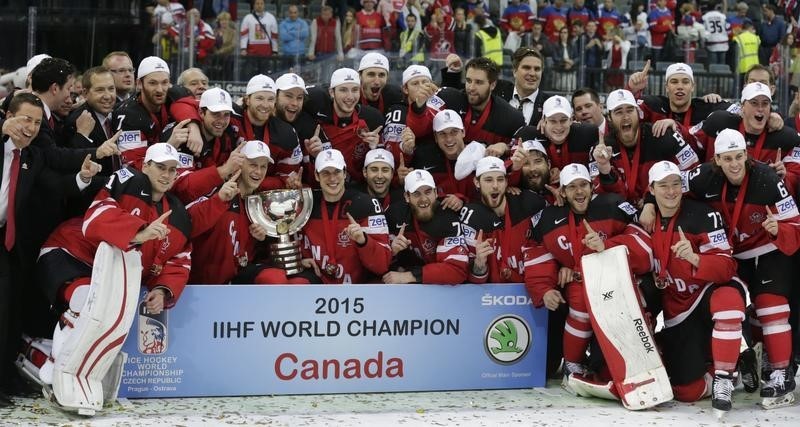 © Reuters. كندا تسحق روسيا لتفوز ببطولة العالم لهوكي الجليد