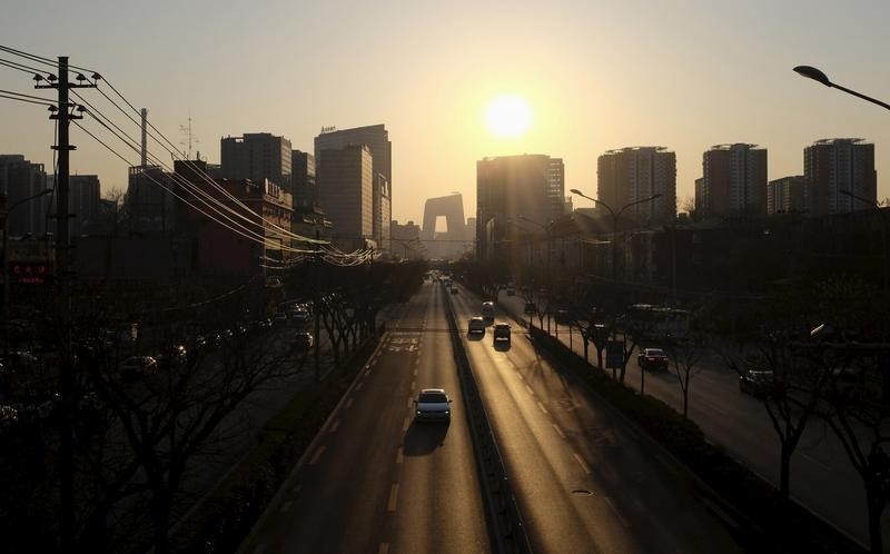 © Reuters. Apartment blocks are seen at sunset in Beijing