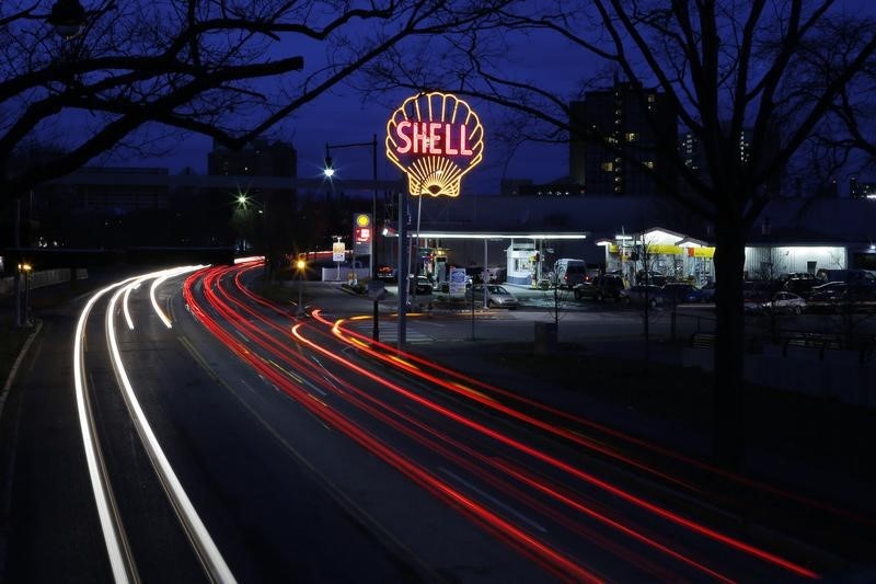 © Reuters. A vintage Shell sign is seen illuminated at a Shell petrol station in Cambridge, Massachusetts