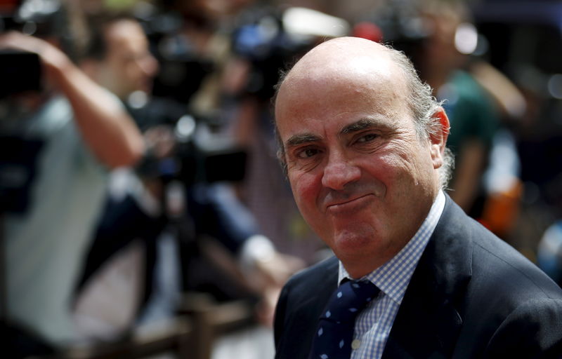 © Reuters. Spain's Economy Minister de Guindos arrives to attend an euro zone finance ministers meeting in Brussels