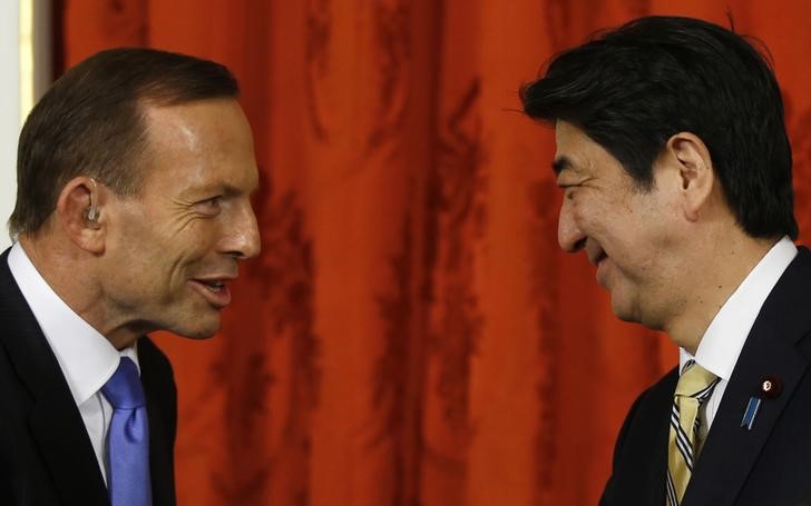 © Reuters. Abbott talks to Abe in Tokyo