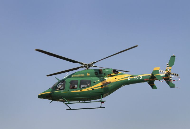 © Reuters. Customers fly from Beijing city area to Yanxi Lake during a trial helicopter hailing service jointly launched by Chinese general aviation operator Reignwood Star and ChinaÃ"s biggest taxi hailing platform, in Beijing