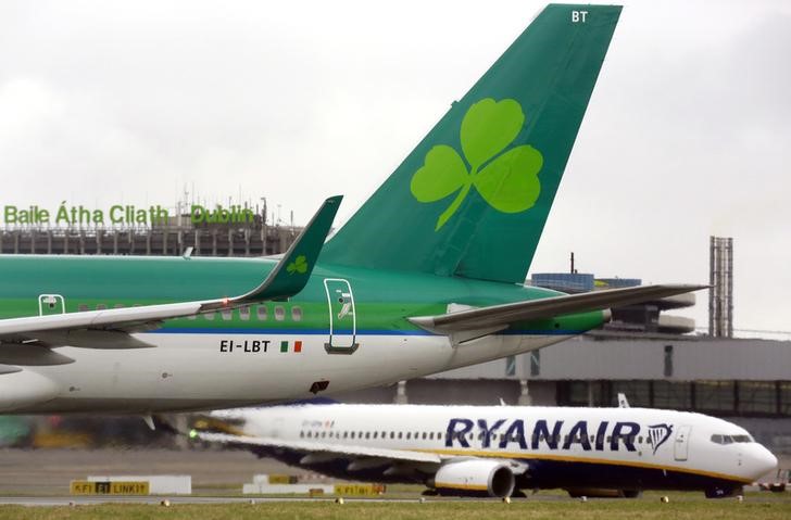 © Reuters. An Aer Lingus plane lands at Dublin airport