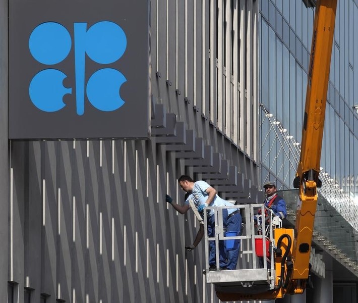 © Reuters. Workers clean the windows of the Organization of the Petroleum Exporting Countries OPEC headquarters in Vienna