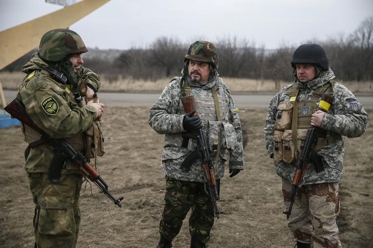 © Reuters. Membros das Forças Armadas da Ucrânia vistos em Artemivsk