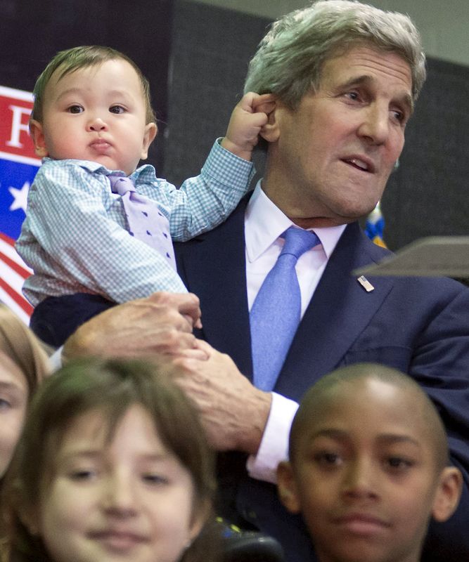 © Reuters. Secretário de Estado dos EUA, John Kerry, posa para foto com crianças durante visita a Seul