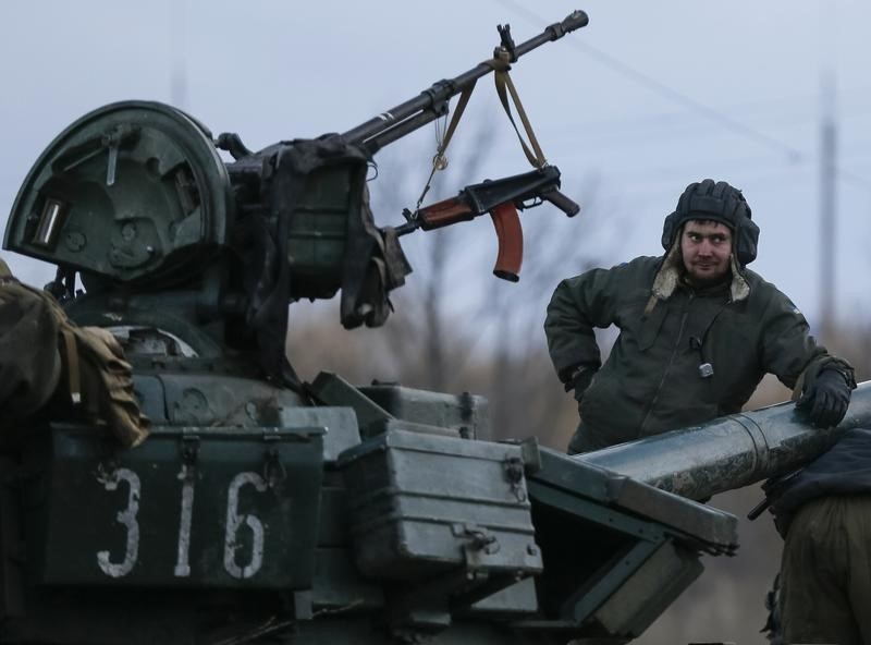 © Reuters. مقتل جنديين أوكرانيين وإصابة 4 في هجمات للانفصاليين