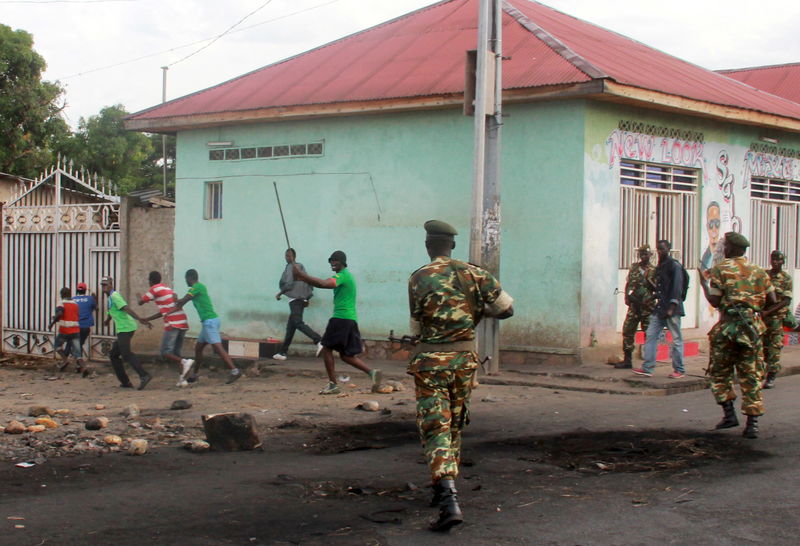 © Reuters. Soldados perseguem manifestantes em Bujumbura, capital do Burundi