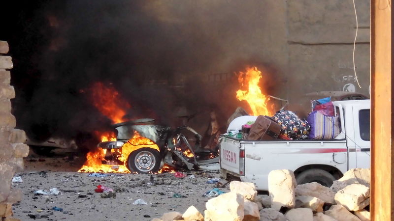 © Reuters. Carro em chamas durante confrontos na cidade iraquiana de Ramadi