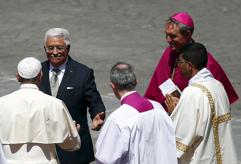 © Reuters. El papa Francisco lleva aires de cambio a la diplomacia del Vaticano