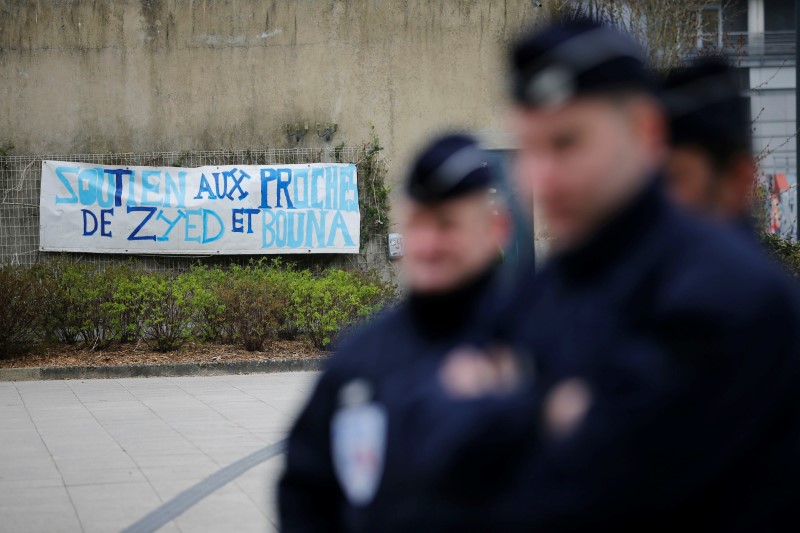 © Reuters. LES DEUX POLICIERS DE CLICHY-SOUS-BOIS RELAXÉS