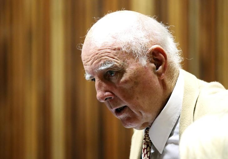 © Reuters. Ex-tenista Bob Hewitt em corte de Johanesburgo