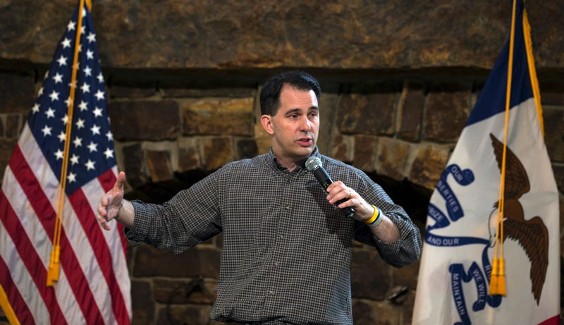 © Reuters. Governor of Wisconsin and potential U.S. Presidential candidate Scott Walker speaks at  the Chad Airhart Blue Jean Bash fundraiser in West Des Moines