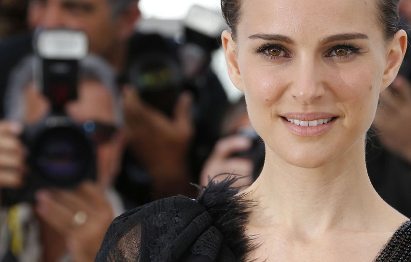 © Reuters. Diretora e atriz Natalie Portman posa para fotos em Cannes