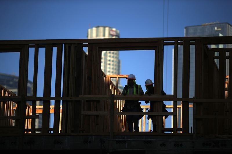 © Reuters. Construction workers on a building site in downtown Los Angeles