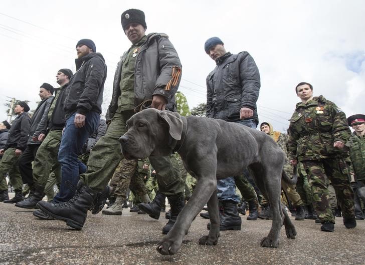 © Reuters. Unidades pró-Russia em marcha pelo 1º aniversário da assinatura do tratado da Crimeia em Sevastopol