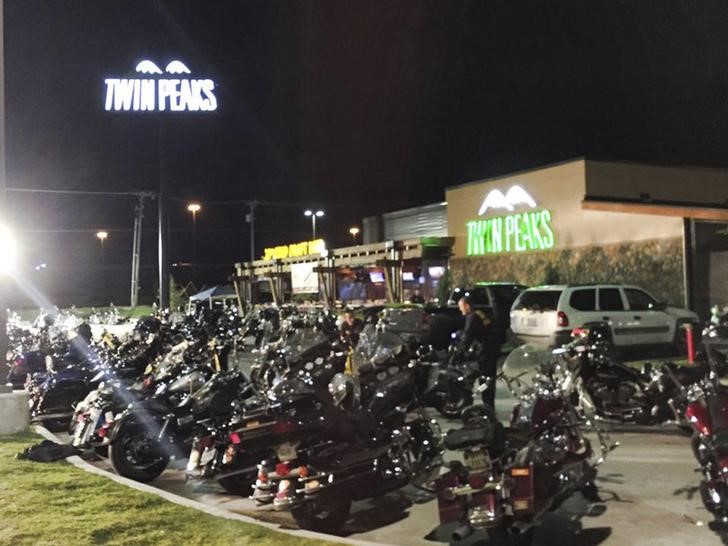 © Reuters. Motocicletas estacionadas em frente ao bar Twin Peaks, em Waco, Texas