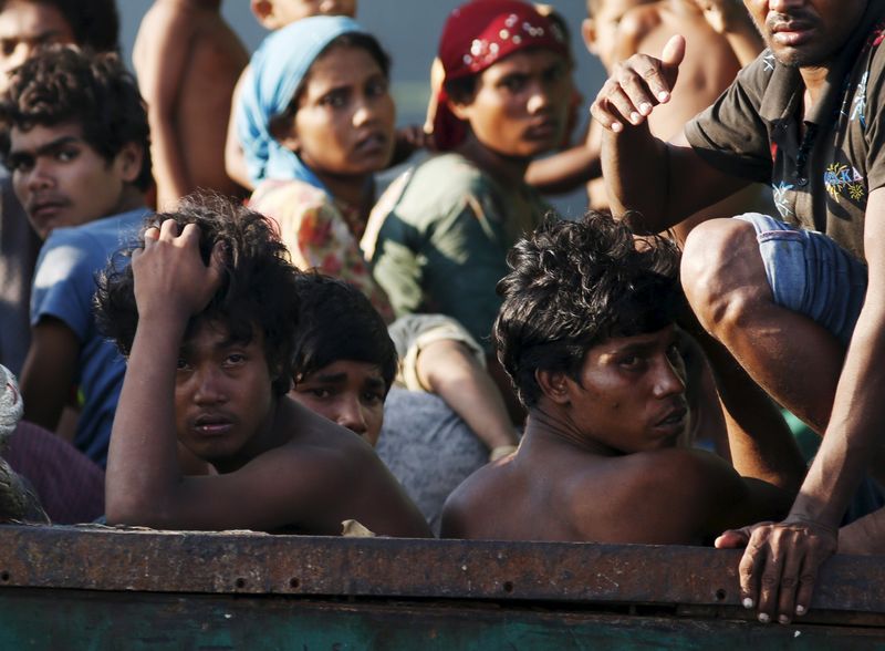 © Reuters. Imigrantes a bordo de barco interceptado pela Marinha tailandesa perto da ilha de Koh Lipe