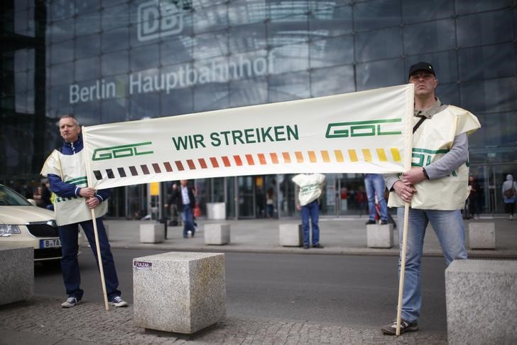 © Reuters. Members of train drivers union GDL picket outside main station in Berlin