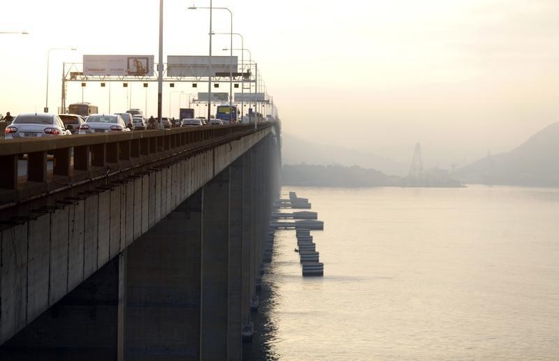 © Reuters. Carros na ponte Rio-Niterói, parte da BR-101, no Rio de Janeiro