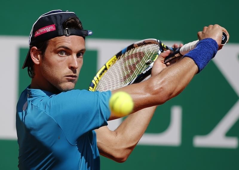 © Reuters. Joao Sousa of Portugal returns the ball to Edouard Roger-Vasselin of France during their match at the Monte Carlo Masters in Monaco