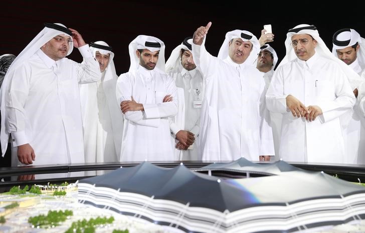 © Reuters. Secretário-geral Hassan Al-Thawadi, do comitê organizador da Copa do Mundo de 2022, em frente à maquete de estádio Al-Khor