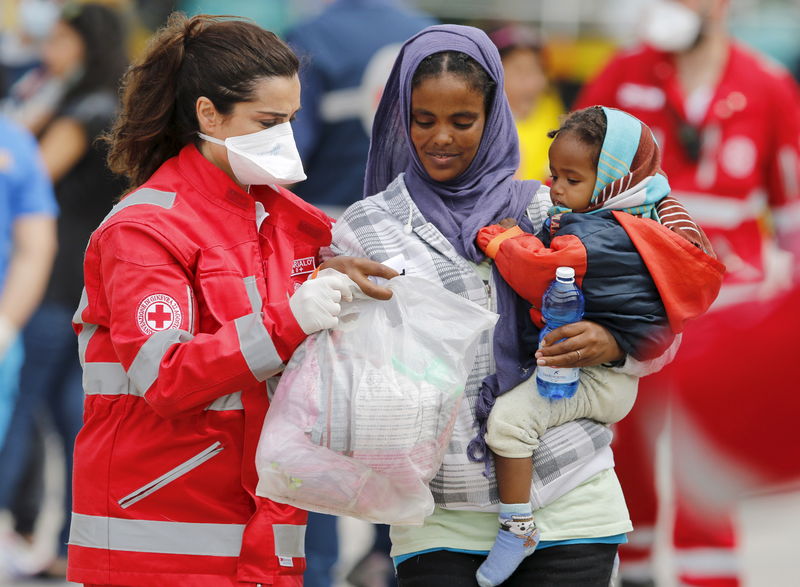 © Reuters. Migranti arrivati a Messina