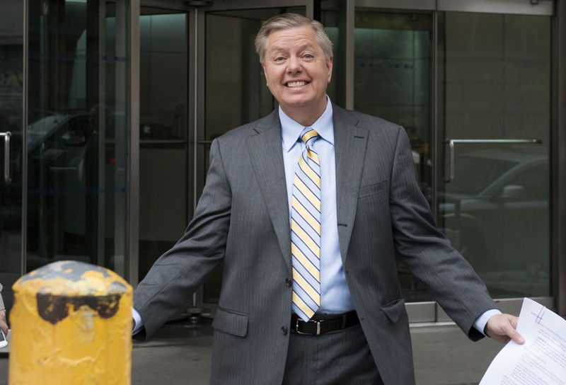 © Reuters. Potential Republican 2016 presidential candidate U.S. Senator Lindsey Graham reacts after leaving the "CBS This Morning" studios in Manhattan, New York 