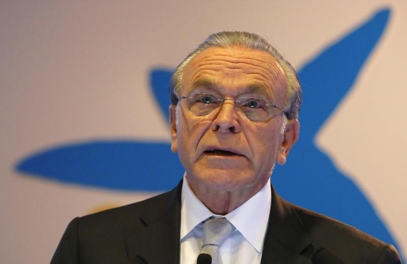 © Reuters. CaixaBank's Chairman Isidro Faine speaks during news conference where the bank presented its 2014 results at its headquarters in central Barcelona