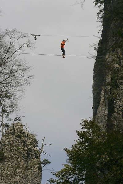 © Reuters. Foto de arquivo do escalador norte-americano Dean Potter entre montanhas na China