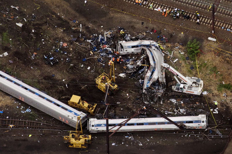 © Reuters. Trem da Amtrak que descarrilou na Filadélfia