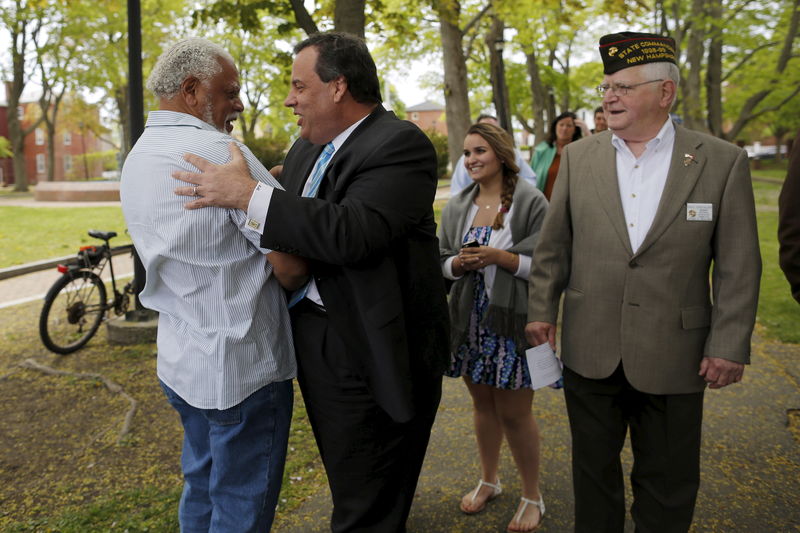 © Reuters. Potential 2016 Republican presidential candidate and New Jersey Governor Chris Christie is greeted before delivering a speech about U.S. foreign policy in Portsmouth