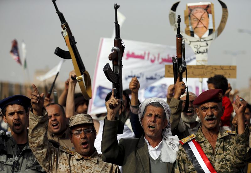 © Reuters. Houthi followers raise their weapons as they demonstrate against Saudi-led air strikes in Yemen's capital Sanaa